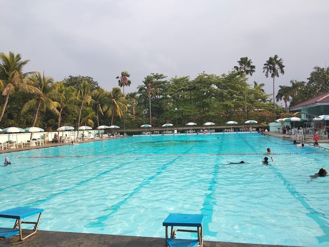 Kolam Renang Damai Indah Golf
